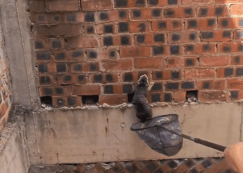 C1309014 This man saved a kitten from a very dangerous place_part2