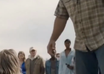 22 The Biker Who Cut the Rope Tying a Dog Behind a Truck — And When He Lifted It Into His Bike, Everyone Broke Down in Tears