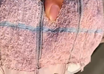 C0701005_girl rescue kitten on road #rescue